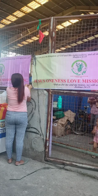 JOLM volunteers with homeless families in Caingin, Sta. Rosa
